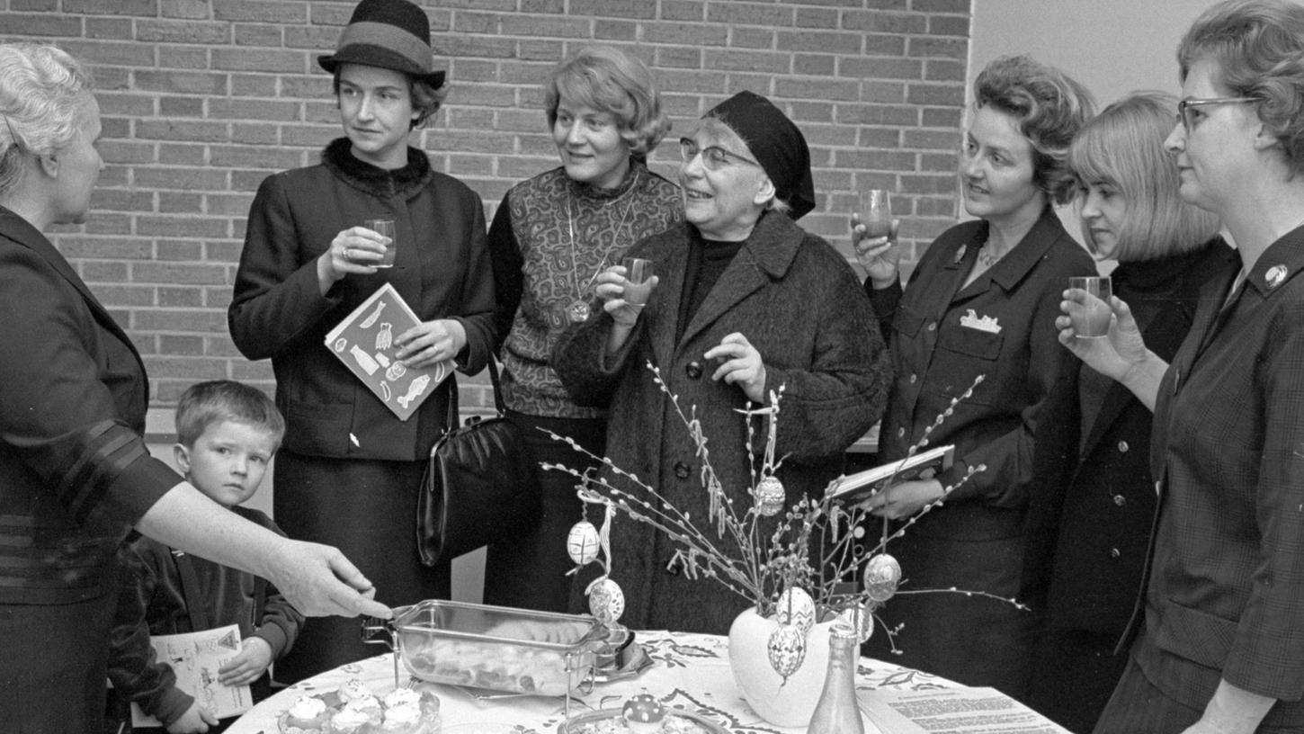 An jedem Donnerstag kommen Hausfrauen in der Ernährungsberatungsstelle zusammen, um sich von Edith Maurer (links) aktuelle Hinweise geben zu lassen. Diesmal ist der Tisch mit den Probiergerichten österlich geschmückt. Wie man sieht, ist das Thema gerade besonders interessant. Auch die Vorsitzende des Jung-Hausfrauenvereins, Hildegard Kerner (dritte von links), beteiligt sich daran. An jedem Donnerstag kommen Hausfrauen in der Ernährungsberatungsstelle zusammen, um sich von Edith Maurer (links) aktuelle Hinweise geben zu lassen. Diesmal ist der Tisch mit den Probiergerichten österlich geschmückt. Wie man sieht, ist das Thema gerade besonders interessant. Auch die Vorsitzende des Jung-Hausfrauenvereins, Hildegard Kerner (dritte von links), beteiligt sich daran.