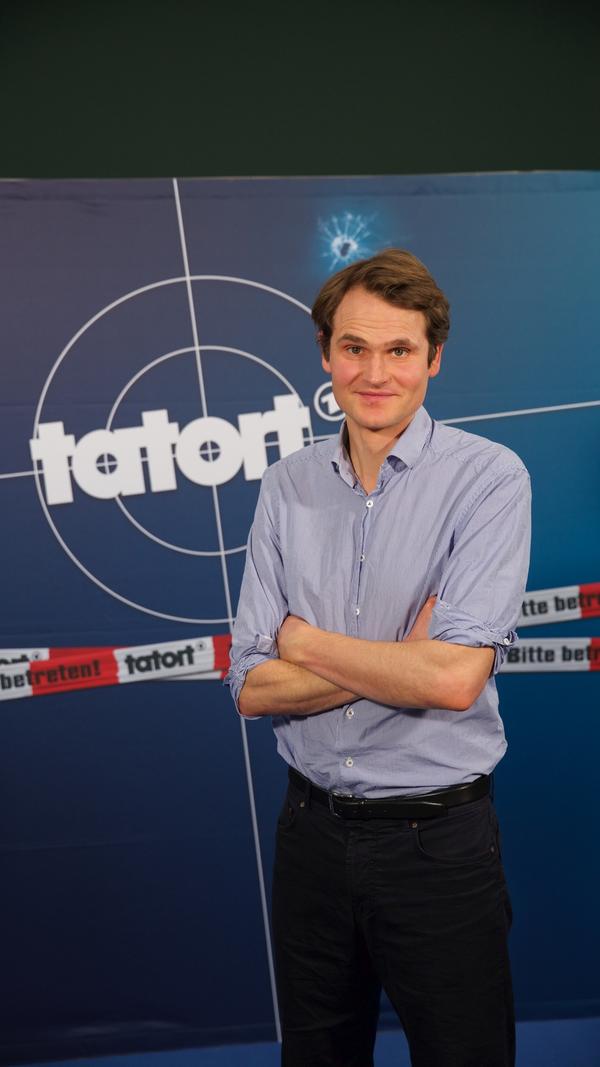 Fakt Nr. 4: Die Frau von Schauspieler Fabian Hinrichs (Hauptkommissar Felix Voss) arbeitete bis zur Geburt des gemeinsamen zweiten Sohnes selbst in einer Flüchtlingsunterkunft in Berlin. Die daher rührenden Eindrücke hätten Einfluss auf sein Spiel im aktuellen Franken-"Tatort" gehabt, erklärte Hinrichs am Dienstag in Bamberg beim BR-Regionalempfang. Im dritten "Tatort" ermittelt Voss undercover innerhalb der Einrichtung.