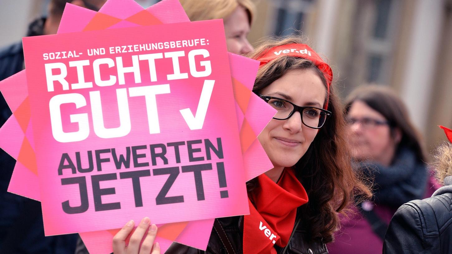 In Erlangen gingen 75 Erzieherinnen und Erzieher auf die Straße, um für gerechte Bezahlung zu protestieren.