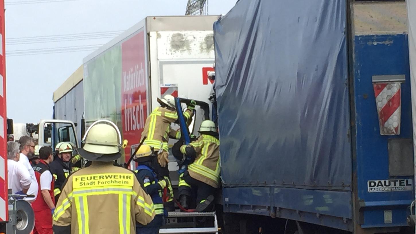 Am Donnerstagmittag ist es auf der A73 zu einem Unfall mit drei Lastkraftwagen gekommen.