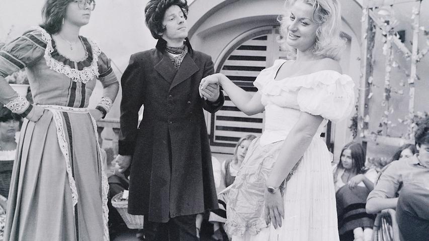 Der Talisman, eine Posse von Johann Nestroy, stand 1982 auf dem Programm. Das Bild zeigt Maria Rupp als Flora Baumscheer, Herbert Müller als Titus Feuerfuchs und Helga Hoerkens als Kammerfrau Constanzia.