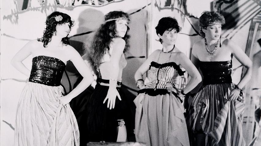 Noch immer unter dem Dach der VHS stand 1983 "Die schöne Helena". Das Bild zeigt: Lizzy Aumeier als Parthesis, Eva Walter als Leaena, Ulla Maslonka als Daphne und  Yvonne Unger als Galatea.