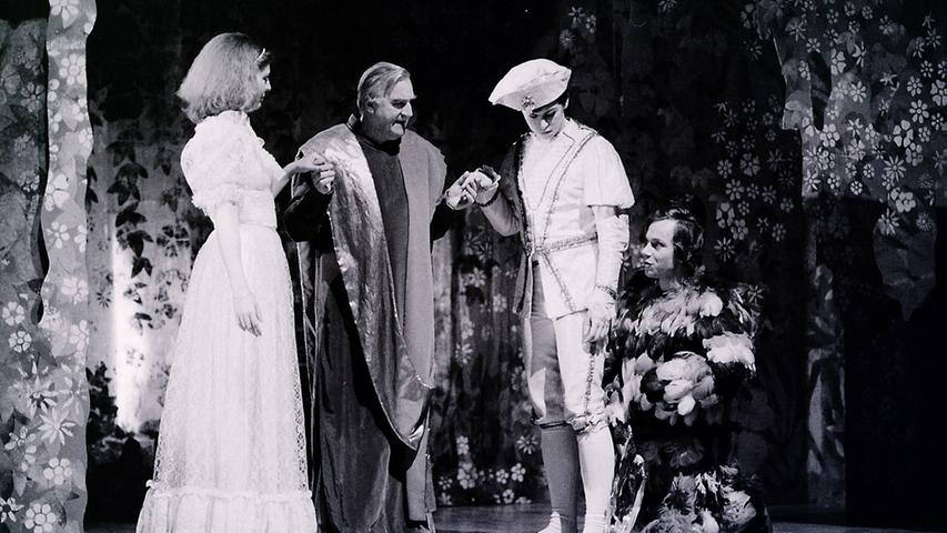 Das Bild zeigt Angelika Schiller als Prinzessin Pamina, Ernst Reischböck als Hohepriester Sarastro, Harald Baumer als Prinz Tamino, Herbert Müller als Papageno.