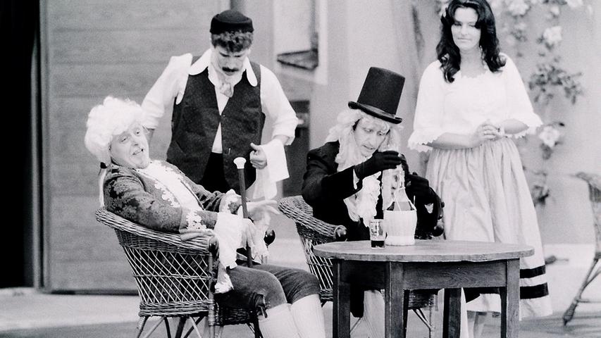 Das Bild zeigt Wolfgang Böss als Pantalone, Bernhard Hübl als Brighella, Franz Hübl als Dottore Lombardi, Maj-Lis Rockstroh als Kellnerin.