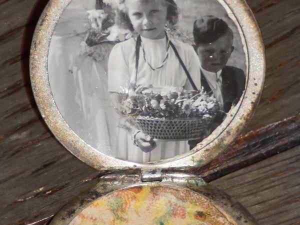 Die damals sechsjährige Nürnbergerin Hildegard schenkte Leo Ryan zum Abschied ein Medaillon mit ihrem Bild, das er heute noch aufbewahrt.