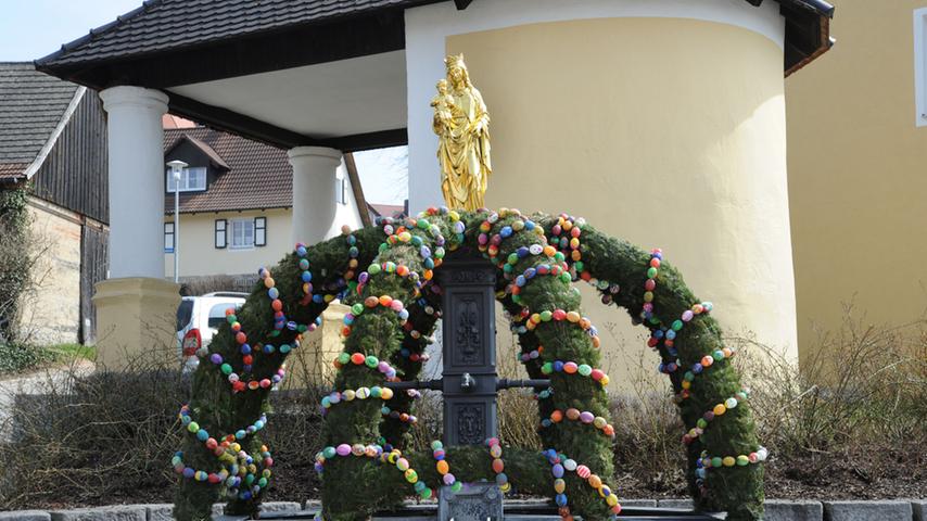 Die KLJB Lupburg hat den Brunnen in Lupburg geschmückt. Die Eier haben Kinder aus der Umgebung bemalt.