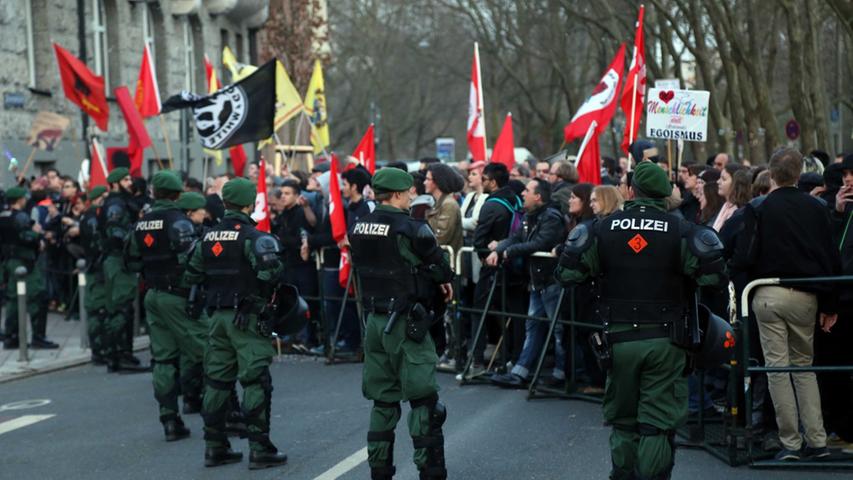Pegida trifft zum fünften Mal auf Gegendemonstranten