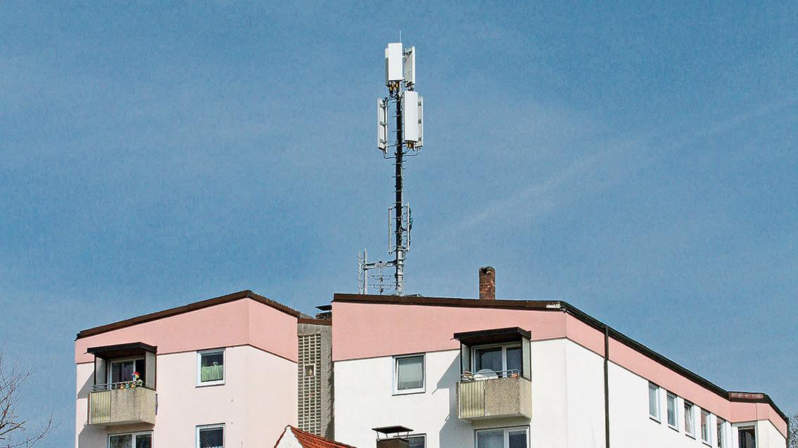 Weithin sichtbarer Anlass des Ärgers: der neue Funkmast der Telekom auf einem Wohnblock an der Wettelsheimer Straße. Weithin sichtbarer Anlass des Ärgers: der neue Funkmast der Telekom auf einem Wohnblock an der Wettelsheimer Straße.