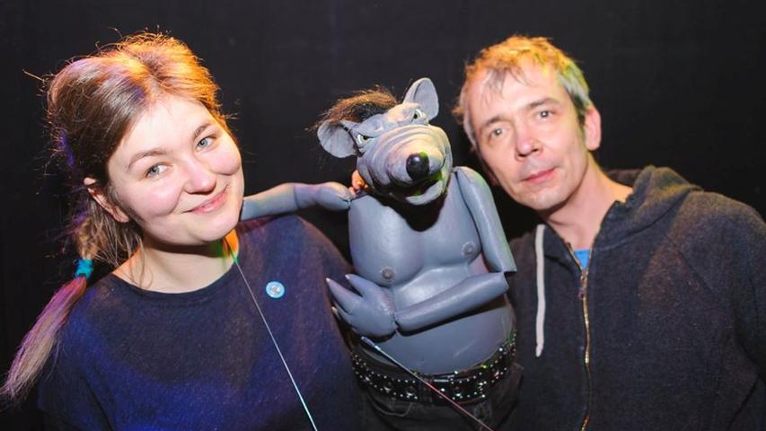 Den "Puppetry Slam" am  Mittwoch den 13. Mai um 21.30 Uhr im Künstlerhaus in Nürnberg moderieren Jana Heinicke und René Marik.