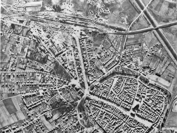 Eine Luftaufnahme der US-Army zeigt die Jurastadt nach dem ersten Luftangriff. 71 US-Bomber hatten am 23. Februar 1945 351 Bomben abgeworfen.