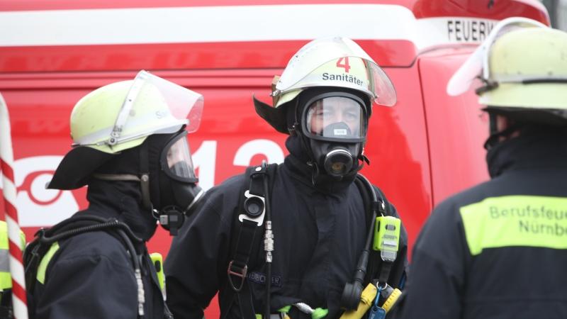 Mitglieder der Berufsfeuerwehr Nürnberg mit Atemschutzausrüstung - Gebraucht wurden die Masken auch bei den Einsätzen am Montag.
