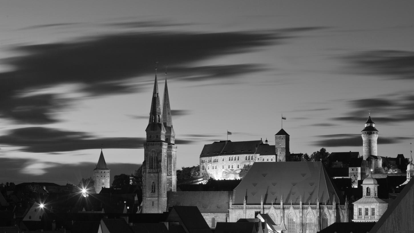In Tausenden Nürnberger Haushaltungen ist jetzt der (Putz-)Teufel los: Das große „Stöbern“, noch kurz vor Ostern hat begonnen, und die fleißigen Hausfrauen machen sich daran auch noch den letzten Winkel des Haustands zu lüften. In Tausenden Nürnberger Haushaltungen ist jetzt der (Putz-)Teufel los: Das große „Stöbern“, noch kurz vor Ostern hat begonnen, und die fleißigen Hausfrauen machen sich daran auch noch den letzten Winkel des Haustands zu lüften.
