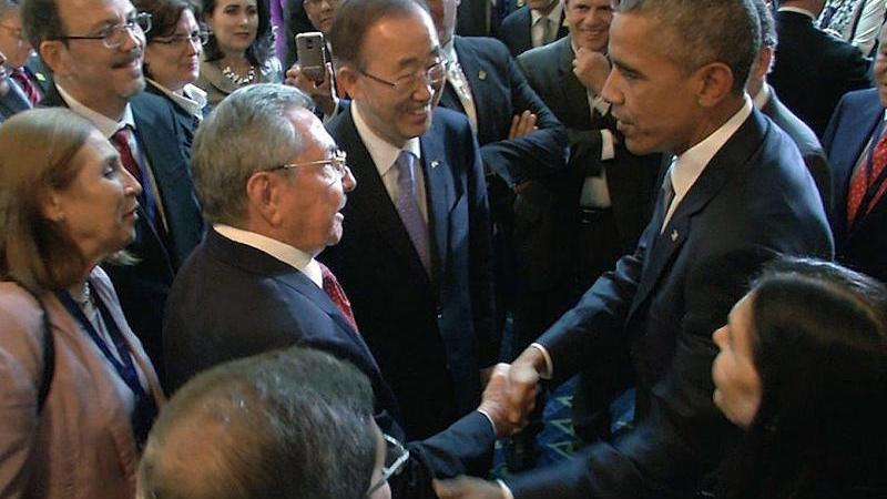 Historisch ist die Annäherung zwischen den USA und Kuba, die Obama (hier mit Kubas Staatschef Raúl Castro) maßgeblich vorantreibt. Die beiden Staaten, zwischen denen jahrzehntelang Eiszeit herrscht, einigen sich auf die Wiederaufnahme diplomatischer Beziehungen.