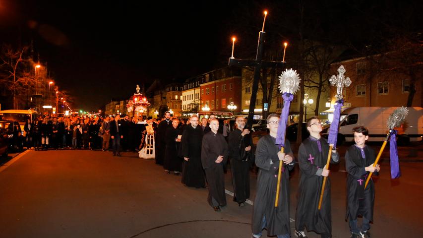 Griechischer Karfreitag in Nürnberg: Prozession in Gostenhof