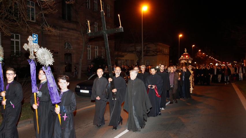 Griechischer Karfreitag in Nürnberg: Prozession in Gostenhof