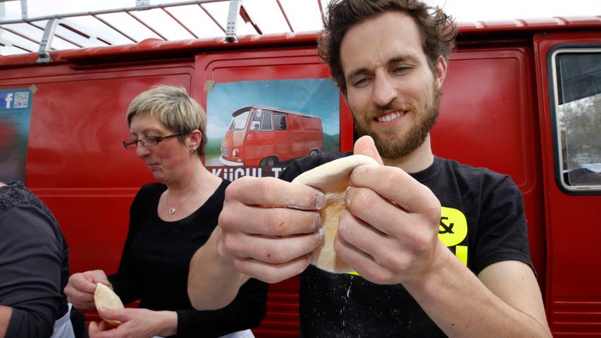 Viel Freude bereitete Simon am "Kuckl Truck" das Formen der bayerischen Küchl. Diese wurden in Schmalz herausgebacken - allerdings ganz vegan.