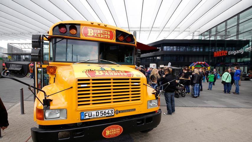 Der Truck von "Burrito Bandito" aus Langenzenn ist ein umgebauter US-Schulbus. Im Angebot waren Burritos mit verschiedenen Füllungen wie Chili Bonanza, Drunken Peanutbutter Turkey, BBQ Turkey, Fat Bastard sowie ein XXL-Burrito.