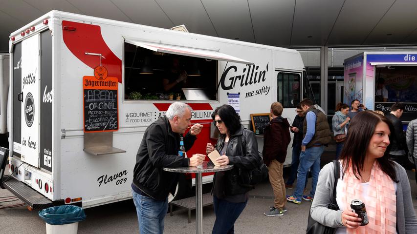 Münchens erster Gourmet Foodtruck "Grillin' me softly" bot Delikatessen aus New York an: gegrilltes Fleisch auf Baguettes und im Salat.