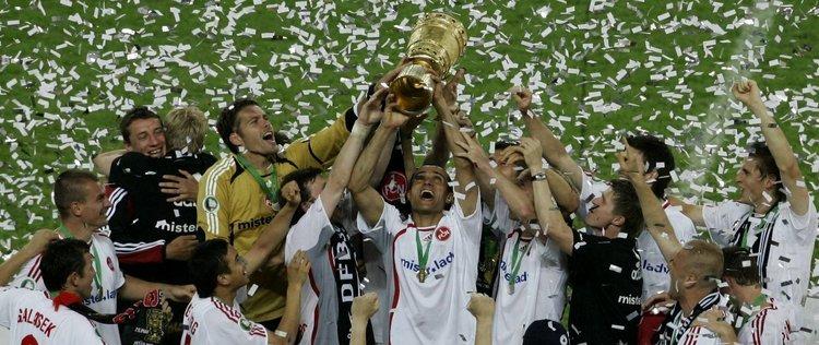 Doch nach jedem Ab gab es für den 1. FC Nürnberg auch wieder ein Auf. Der Club pendelte zwischen erster und zweiter Liga, bis im Herbst 2005 Hans Meyer das Traineramt beim am Boden liegenden Tabellenletzten von Wolfgang Wolf übernahm. Unter Meyer spielte der "Ruhmreiche" plötzlich so schön wie lange nicht und hatte dabei auch noch Erfolg. 2006 landete man auf Platz acht, 2007 sogar auf Rang sechs. Die Krönung folgte aber nach der regulären Saison in Berlin. Und zwar rauschhaft, als der 1. FC Nürnberg den deutschen Meister VfB Stuttgart in einer famosen Begegnung mit 3:2 n.V. bezwang und nach 39 titellosen Jahren den DFB-Pokal wieder mit nach Nürnberg brachte. Doch nach jedem Ab gab es für den 1. FC Nürnberg auch wieder ein Auf. Der Club pendelte zwischen erster und zweiter Liga, bis im Herbst 2005 Hans Meyer das Traineramt beim am Boden liegenden Tabellenletzten von Wolfgang Wolf übernahm. Unter Meyer spielte der "Ruhmreiche" plötzlich so schön wie lange nicht und hatte dabei auch noch Erfolg. 2006 landete man auf Platz acht, 2007 sogar auf Rang sechs. Die Krönung folgte aber nach der regulären Saison in Berlin. Und zwar rauschhaft, als der 1. FC Nürnberg den deutschen Meister VfB Stuttgart in einer famosen Begegnung mit 3:2 n.V. bezwang und nach 39 titellosen Jahren den DFB-Pokal wieder mit nach Nürnberg brachte.