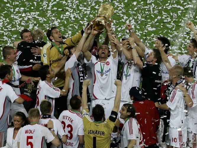 Hoch mit dem Pott! Im Berliner Konfetti-Regen feierten die Cluberer Ende Mai 2007 den vierten Cup-Triumph der Vereinsgeschichte.
