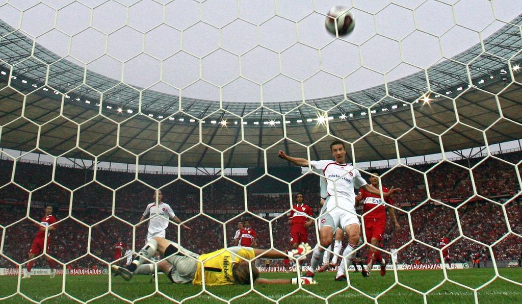 Einer der größten Momente seiner Karriere: Marek Mintal erzielt am 26. Mai 2007 den 1:1-Ausgleich im DFB-Pokalfinale gegen den VfB Stuttgart.