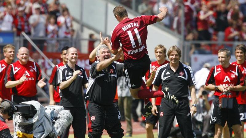 Die internationalen Erfolge konnte der Club in der Liga nicht bestätigen und musste einmal mehr eine Ehrenrunde im Unterhaus drehen. In der neu eingeführten Relegation setzte man sich auch dank eines Mintal-Tores aber durch und kehrte nach nur einem Jahr Abstinenz in die Deutschlands Fußball-Beletage zurück! Die internationalen Erfolge konnte der Club in der Liga nicht bestätigen und musste einmal mehr eine Ehrenrunde im Unterhaus drehen. In der neu eingeführten Relegation setzte man sich auch dank eines Mintal-Tores aber durch und kehrte nach nur einem Jahr Abstinenz in die Deutschlands Fußball-Beletage zurück!