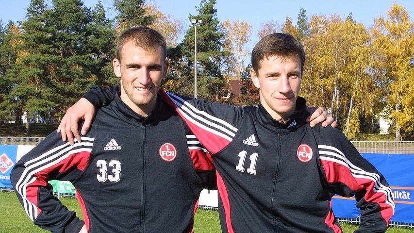 Marek Mintal und sein Landsmann Robert Vittek, die ab Sommer 2003 gemeinsam für den 1. FC Nürnberg auf Torejagd gingen, erwiesen sich als echte Glücksgriffe für den Verein. Hier posiert das Offensiv-Gespann, das von Beginn an nicht nur auf dem Platz prächtig harmonierte, einträchtig auf dem Trainingsgelände.