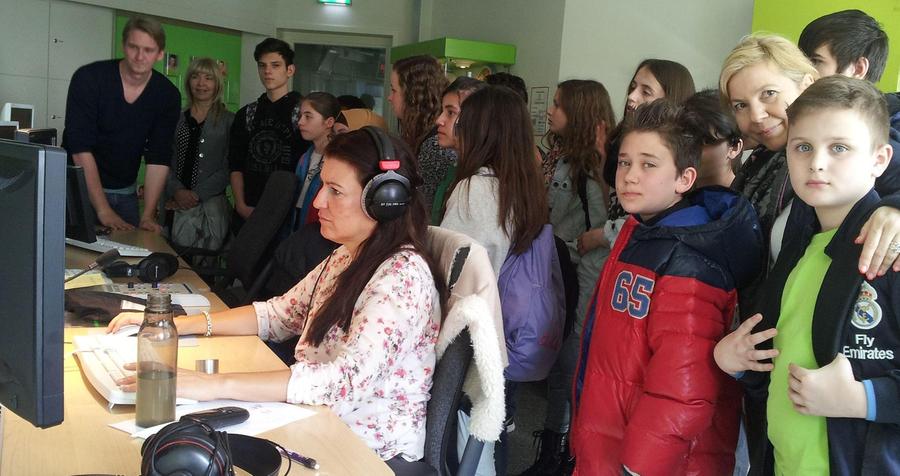 Im Hörfunkstudio des Bayerischen Rundfunks erstellten Schülerinnen und Schüler der Übergangsklasse II der Grund- und Mittelschule Rednitzhembach im März 2015 einen Hörbeitrag für das Bildunsprojekt „So reden wir“.