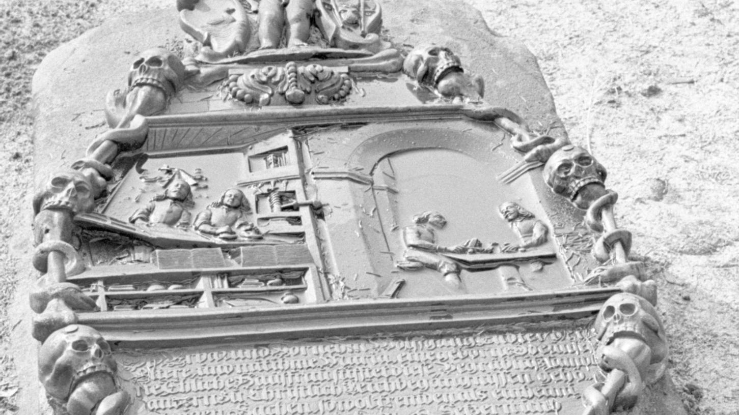 Die reich verzierte Platte auf dem „Buchdruckergrab“ im Johannisfriedhof. Die reich verzierte Platte auf dem „Buchdruckergrab“ im Johannisfriedhof.