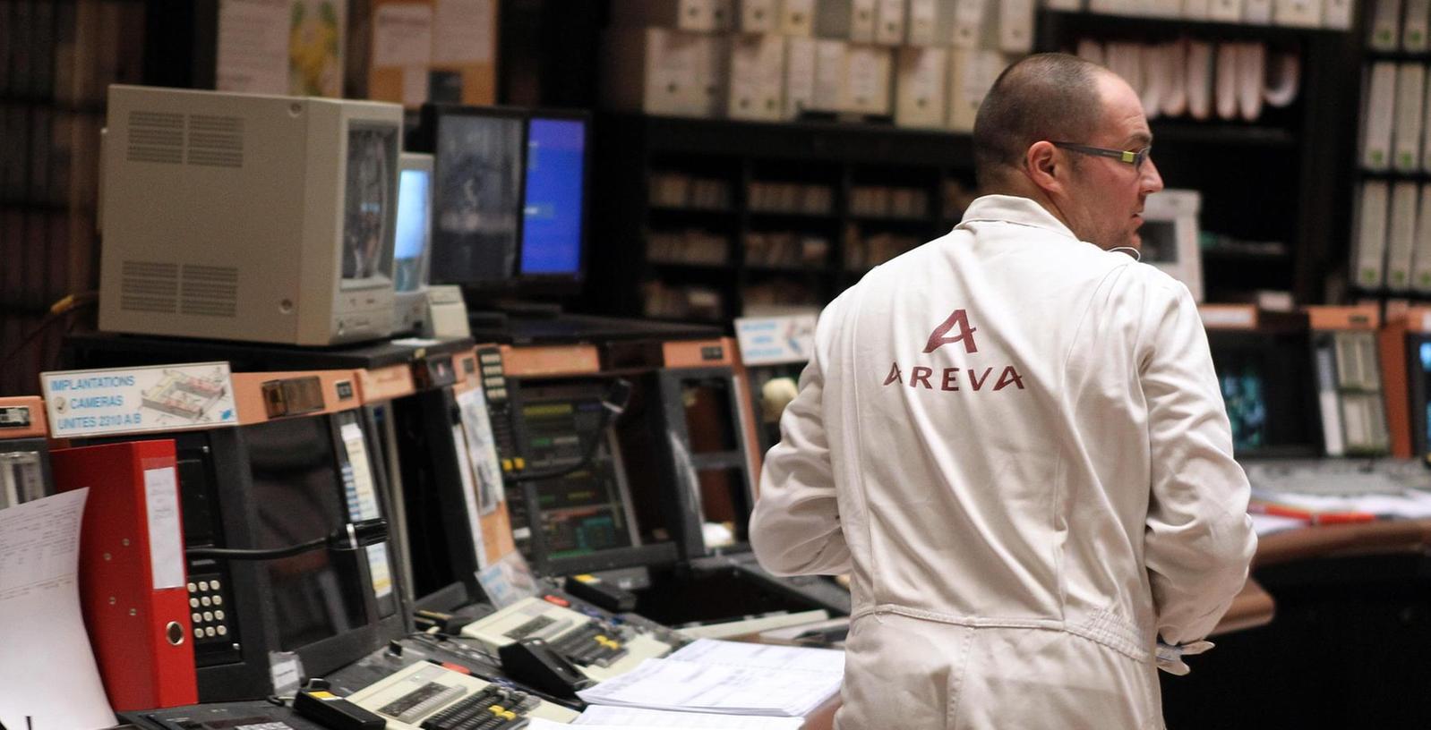 Ein Areva-Mitarbeiter in der Leitstelle der Wiederaufbereitungsanlage La Hague: Der französische Atomriese, der in Deutschland 4800 Beschäftigte hat, steht schwer unter Druck.