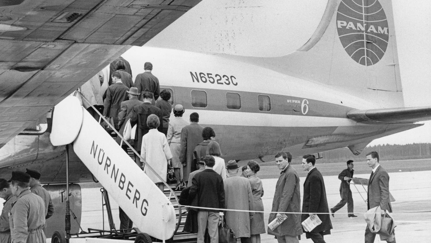 Flughafen Nürnberg, Passagiere gehen an Bord einer PanAm - Maschine. Flughafen Nürnberg, Passagiere gehen an Bord einer PanAm - Maschine.