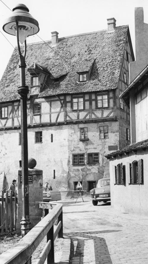 Das Hallerschloss am Mögeldorfer Kirchenberg ist das älteste Bauwerk seiner Art und hat in den Jahrhunderten einiges durchgemacht. Zusammen mit der Kirche St. Nikolaus und Ulrich ist es die Keimzelle des alten Mögeldorfs, das am 6. Mai 1025 erstmals urkundlich erwähnt wurde - und  damit 25 Jahre älter ist als Nürnberg selbst.
