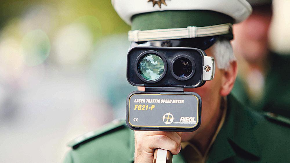 Mitarbeiter des Zweckverbands Kommunale Verkerhssicherheit Oberpfalz werden voraussichtlich ab Oktober im Schwarzenbrucker Gemeindegebiet blitzen und Falschparker verwarnen. Die Gemeinde schließt mit dem Verband jetzt eine entsprechende Zweckvereinbarung ab. Mitarbeiter des Zweckverbands Kommunale Verkerhssicherheit Oberpfalz werden voraussichtlich ab Oktober im Schwarzenbrucker Gemeindegebiet blitzen und Falschparker verwarnen. Die Gemeinde schließt mit dem Verband jetzt eine entsprechende Zweckvereinbarung ab.