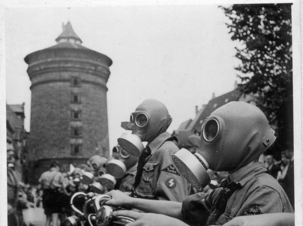 Auch die Hitlerjugend - hier bei einem Appell mit Gasmasken - wurde einberufen.