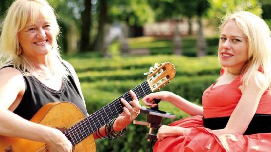 "blind & lame", das sind Mutter Kika und ihre Tochter Lucy Wilke. Die Münchnerinnen mischen Gitarren-Pop, Country und Jazz.