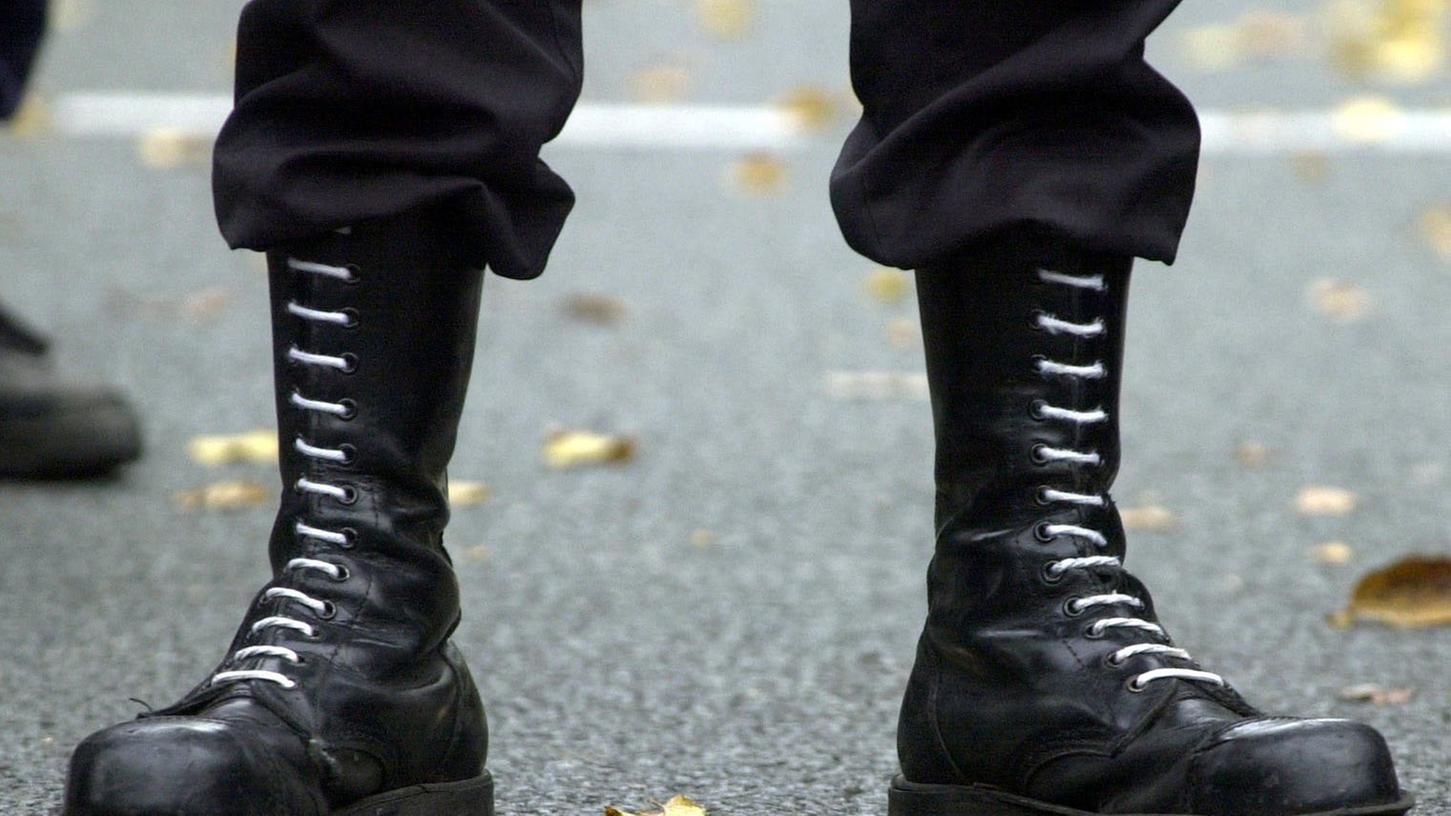 Eine Gruppe Rechtsextremer ging am Donnerstagabend in Dortmund auf drei dunkelhäutige Männer los. Unter anderem beleidigten und bewarfen die Neonazis ihre Opfer.