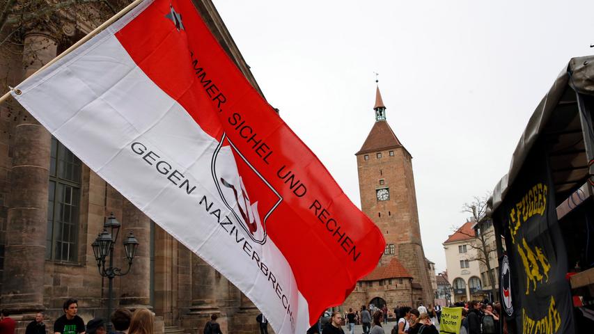 Klobürste in die Luft! Anti-Pegida-Demonstration in Nürnberg