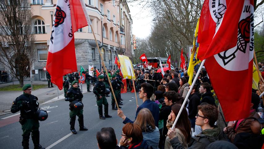 Klobürste in die Luft! Anti-Pegida-Demonstration in Nürnberg