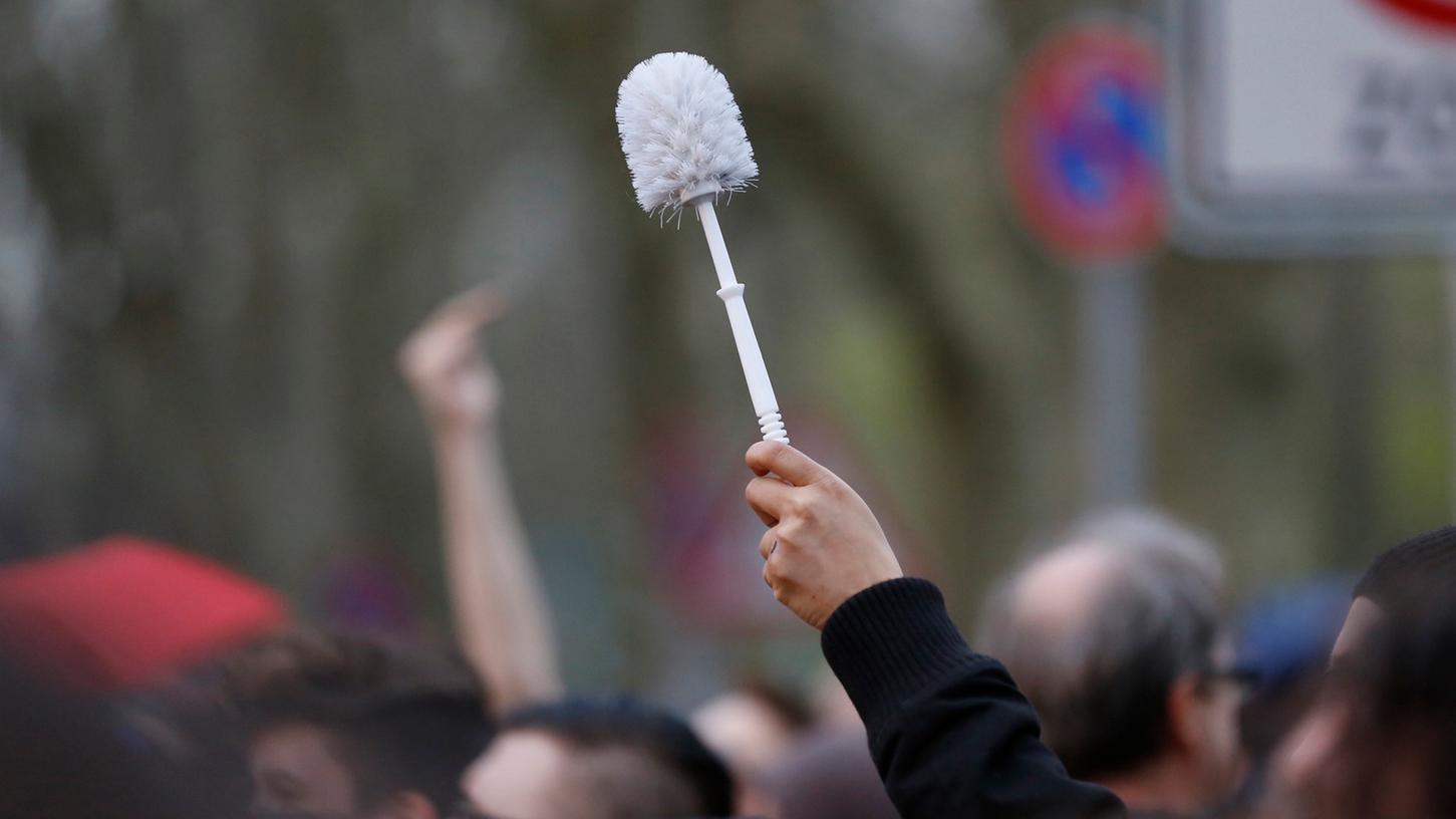 Knapp 350 Gegendemonstranten versammelten sich nach Polizeiangaben gegen den Pegida-Aufmarsch. Knapp 350 Gegendemonstranten versammelten sich nach Polizeiangaben gegen den Pegida-Aufmarsch.