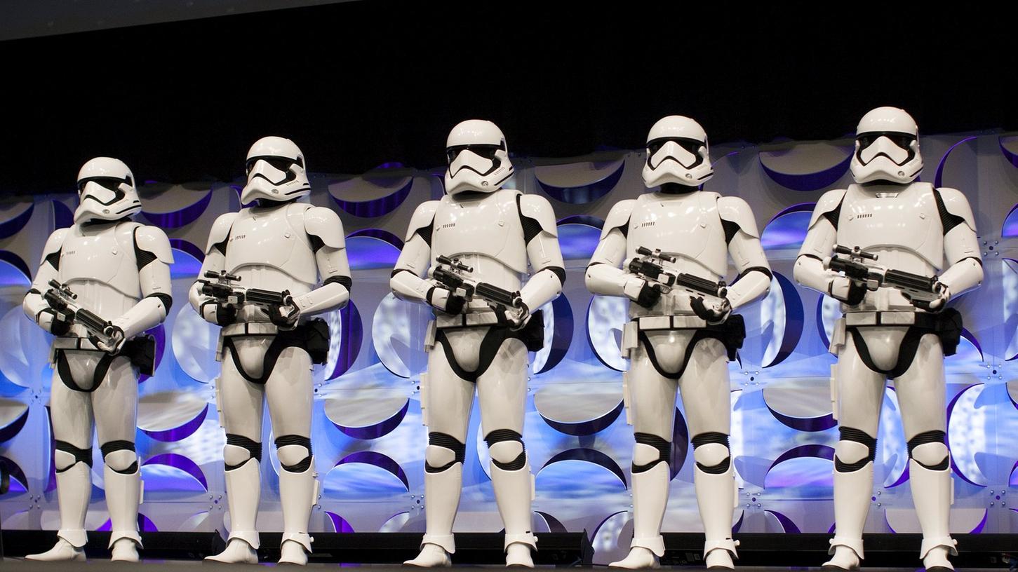 In neuem Design: Sturmtruppen auf dem Festival "Star Wars Celebration" in Kalifornien. Dort zeigte Macher J.J. Abrams den neuen Trailer.