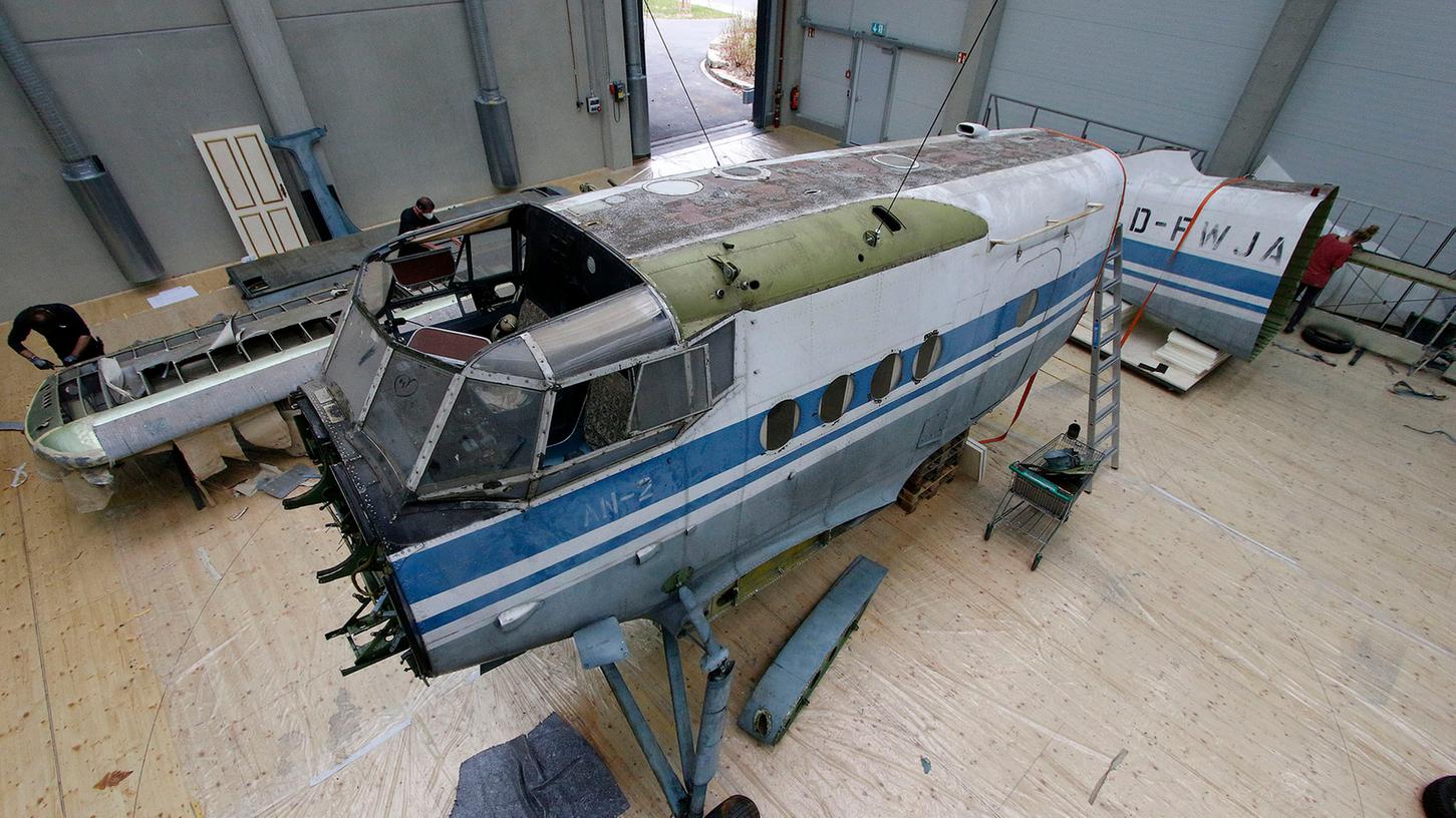 Der Doppeldecker war in einem Hangar bei Merseburg (Sachsen-Anhalt) untergestellt, weil sich die erforderlichen Reparaturen für den Flugzeug-Tüv nicht mehr lohnten.