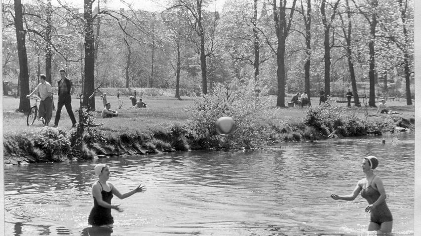 Bis in die 1950-er Jahre hinein konnte man in der Regnitz und Pegnitz in sogenannten Flussbädern planschen gehen - so wie hier an der Wöhrder Wiese in Nürnberg. Das Bild stammt vom 13. Mai 1954. Es war vermutlich eine der letzten Gelegenheiten, bevor das Schwimmen in den Flüssen verboten wurde.