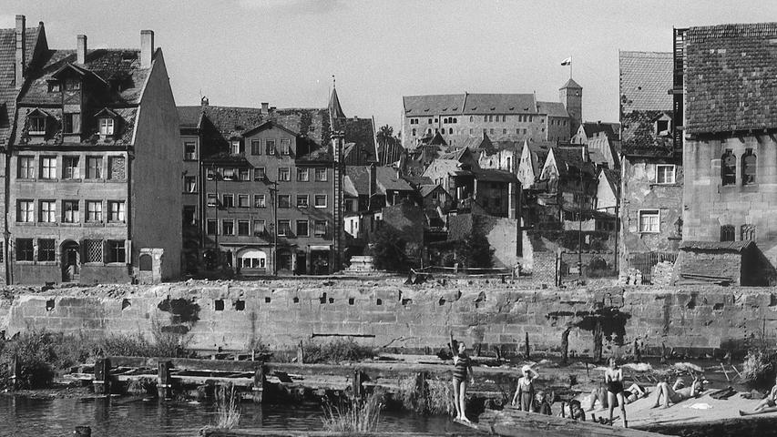 Von 1950 stammt dieses Bild von spielenden Kindern in der Pegnitz mit einem unverstellten Sicht zur Kaiserburg. Heute ist solch ein Bild unmöglich - zum einen wegen der dichten Bebauung, zum anderen wegen des Badeverbots.