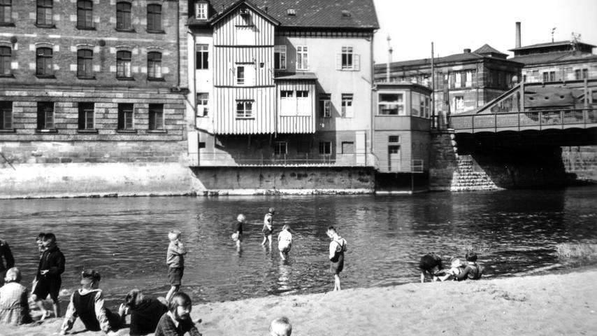 Der Rednitzstrand am Fischhäusla in Fürth neben der alten Maxbrücke war in den 1930-er Jahren ein gefragter Ort für Stadtmenschen, die sich im Fluss abkühlen wollten.
