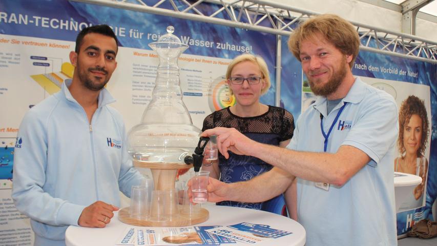 "Was trinkst Du?" fragen Taifour Sepetzi, Melanie Krämer und Matthias Klein (von links) die Besucher der Messe und bieten kostenlose Wassertests an.