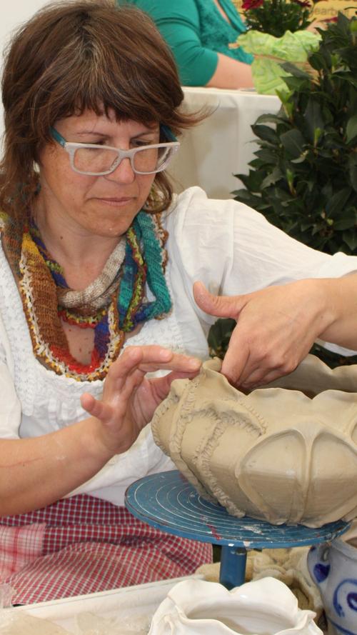Diana Siri aus Alesheim zeigt Töpferkunst und bietet zudem selbstgemachte duftende Seifen an.