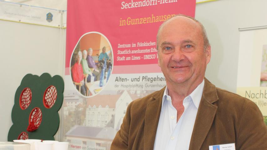 Der Vorsitzende des Gunzenhäuser Seniorenbeirats, Werner Seifert, am Stand des Burkhard-von-Seckendorff-Heims.