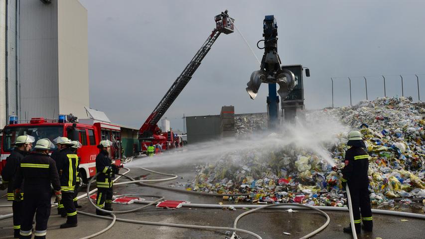 Feuer im Erlanger Hafen: Gelbe Säcke in Flammen
