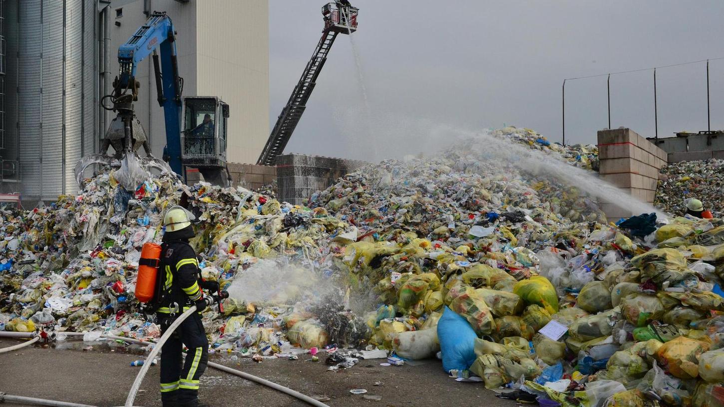 Gelbe Säcke gingen am Erlanger Hafen in Flammen auf