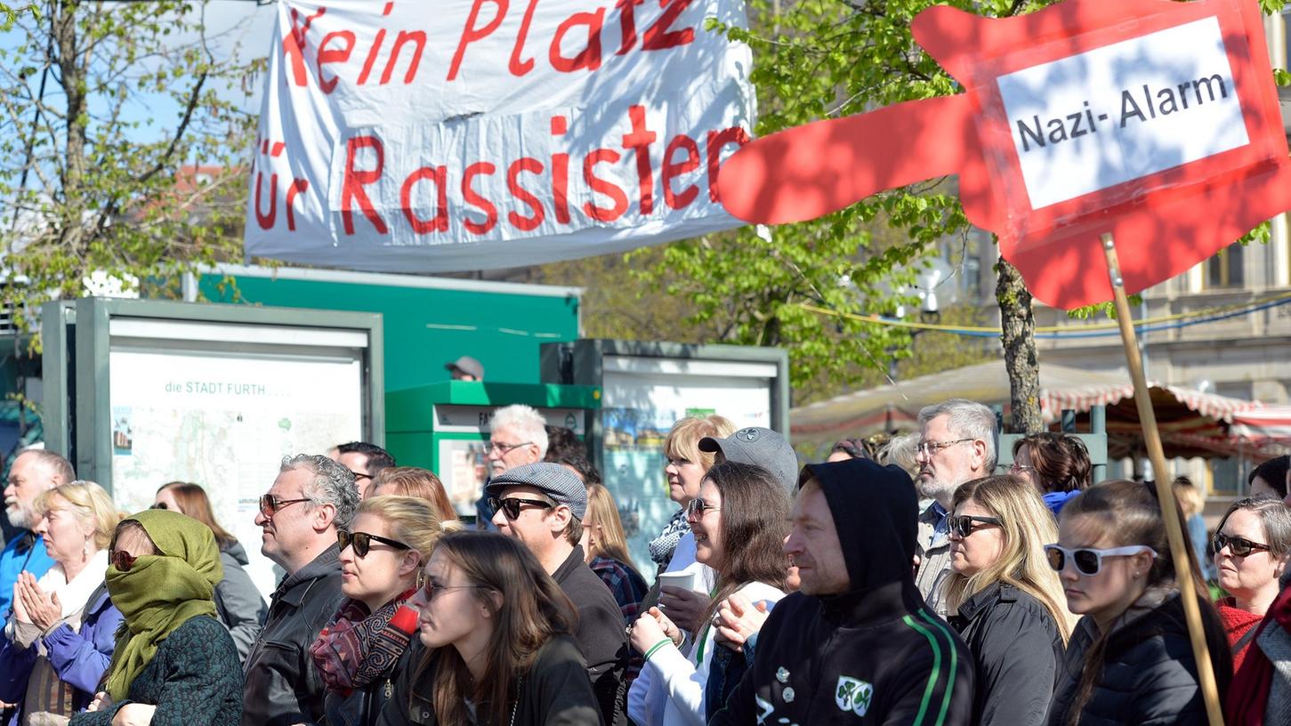 Im April wollten Neonazis zuletzt in Fürth ihre menschenverachtenden Parolen unters Volk bringen. Im lautstarken Protest einer Gegendemo ging ihre Hetze aber unter. 